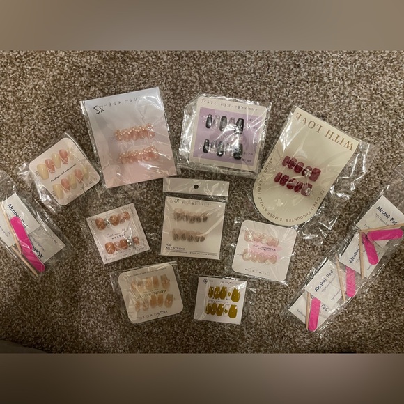 10 Beautiful sets of 3-D Press on Nails w/application kits & Cuticle oil - Picture 1 of 11